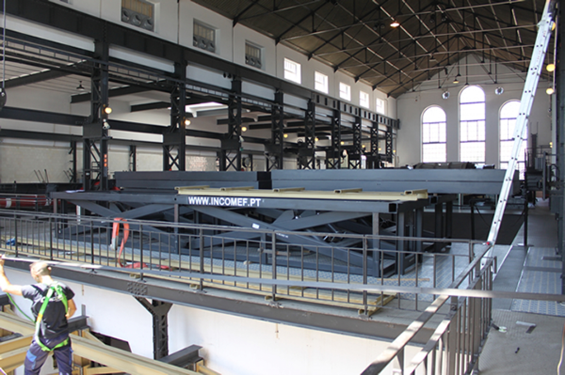 Projeto, Conceção e Montagem de Duas (2) Plataformas de Palco INCOMEF, Carga 2500KG, Nosso Modelo ME2XH